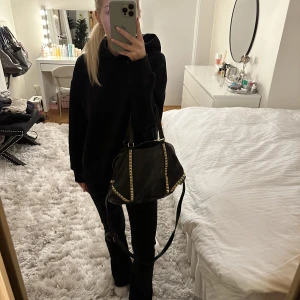 Svart väska med nitar - Superfin svart väska med nitar! Gammal kollektion från zara! Sliten men ändå så fin. Används tyvärr inte så myxket. Lite av skinnet som har lossnat lite överallt på väskan❤️
