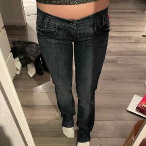 Säljer mina lågmidjade jeans från lee. Säljer för att de är för små för mig. Dom är i storlek 26/33! Kontakta mig för fler bilder eller frågor!💕💕