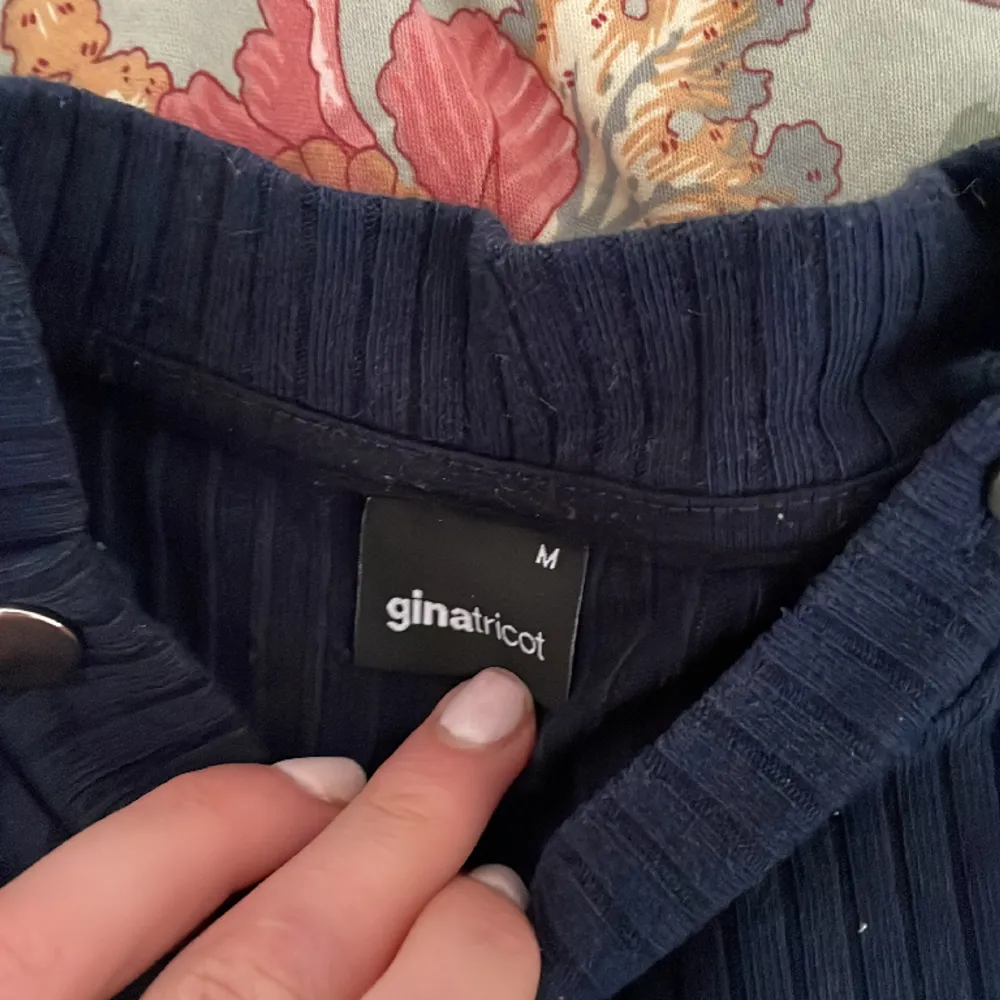 Säljer denna fina tröja med knappar från Gina för 135kr i storlek M men passar bättre Xs-S pris kan diskuteras . Tröjor & Koftor.