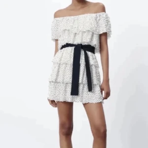 Zara klänning - Superfin Zara prickig zara klänning med ett band, aldrig andvänd för att den inte passade mig!💗