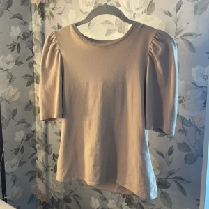 Beige blus/tröja - Superfin Beige blus/tröja i storlek S 🤎