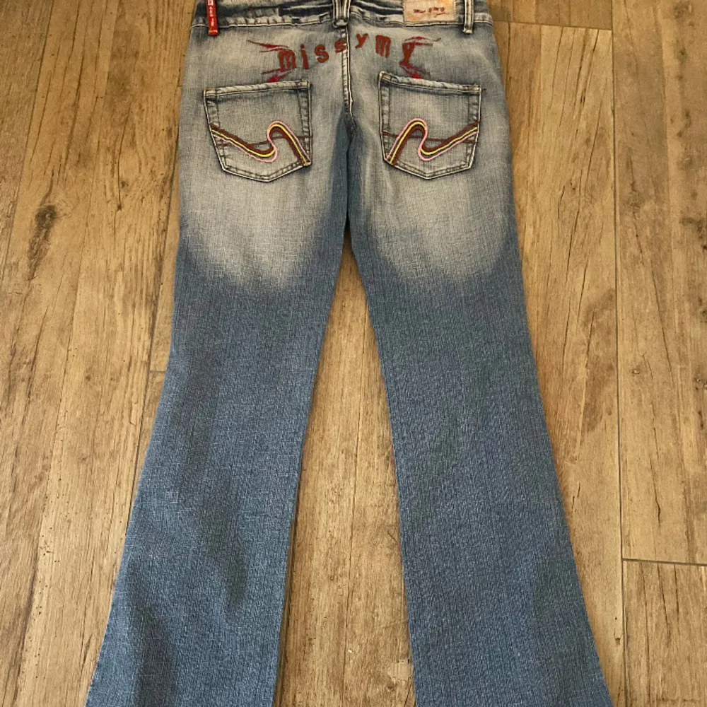 Svincoola superlåga jeans m tryck och fickor därbak från miss YMY, strl 30 midja 32 längd. Passar mig som brukar ha s i byxor men funkar på större för materialet är stretchigt! ❤️tryck inte på köp nu, skriv först!!. Jeans & Byxor.