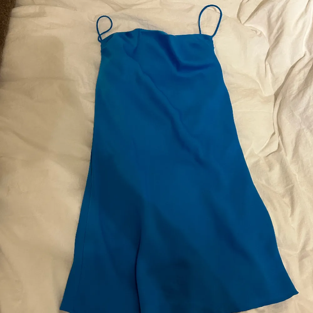 Super fin blå klänning från Mango. Använd 2 gånger. Storlek S. 100kr  Kan skickas mot fraktkostnad . Klänningar.