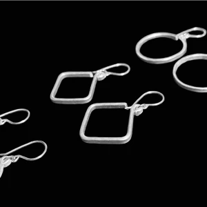 Örhängen  - Runda större 3 cm Fyrkantiga 3 cm Runda mindre 2 cm Hand made.