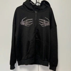 Rhinestone Kofta - Jätte fräsch rhinestone kofta  använd 1-3 gånger bara i storlek Large men känns som Small och Medium  säljs för 300kr men pris går att diskuteras.