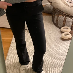 Kostymbyxor - Säljer dessa snygga kostymbyxorna från Bikbok. De är mid waist med pressväck och fickor där bak. Kostymbyxorna är mycket sparsamt använda och är i nyskick. Säljer pågrund av att de tyvärr blivit för små för mig. Hör av er om ni är intresserade!❤️