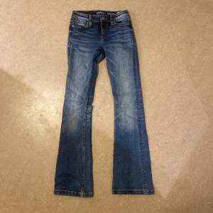 Lågmidjade bootcut jeans från crocker! I storlek W24 L31, väldigt bra skick💞modellen PEP!BOOT fit: BOOT 