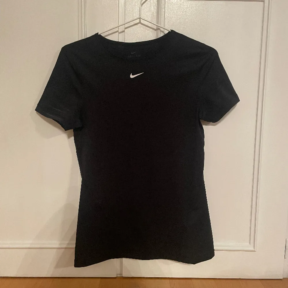 Svart träningströja från Nike i stl XS. Hade tydligen två stycken och använde ingen av dem så säljer denna också. Andningsbart tyg och aldrig använd . T-shirts.