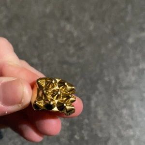 Edblad Ring - Jag fick två styckna samma i julklapp, och har bara användning utav en av ringarna, så istället för den ska ligga hemma och skrota vill jag att den ska komma till användning. Helt ny skick, och oanvänd. 
