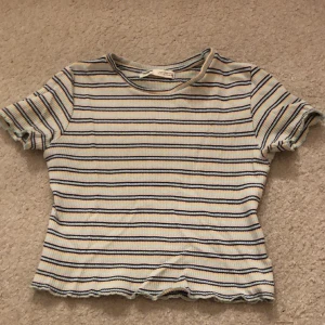 Randig t-shirt  - Randig tröja från pull&bear i jättebra skick. Passar både xs och s