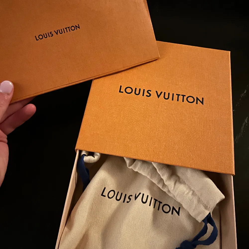Ett Louis Vuitton bälte 25 mini i fint skick,  kvitto finns. Storlek 85, dustbag, låda och allt medföljer. Kan tänka mig att sänka pris vid snabb affär. Övrigt.