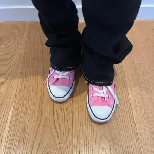 Säljer mina fina Converse skor i rosa som endast används 1 gång💗kommer ej till användning då jag har ett annat par❣️supersnygga och vintage!!