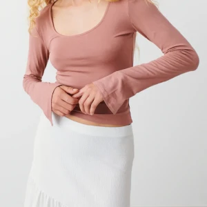 Långärmad tröja - Superfin långärmad tröja med super skönt material🙌🏼 Tröjan är inte använd mer än 1-3 gånger och är i super bra skick, skriv privat om frågor och annat💗