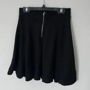 Lätt utsvängd kjol från H&M med dragkedja i bak, fint skick 🖤