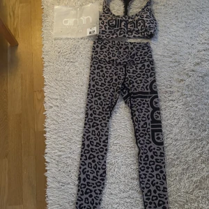 Aim’n träningsset, Cheetah - Säljer träningstights och sport-BH från Aim’n i färgen Cheetah. Tightsen är i storlek XXS och sport-BH:n är i storlek S där påsen även medföljer. Säljs som ett set eller styckvis. Styckvis, tights: 350, Sport-bh: 200. Tillsammans: 500. Skick 10/10.