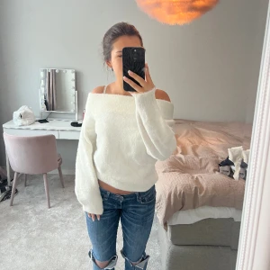 off shoulder tröja - som ny!