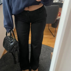 Lågmidjade kostymbyxor - Lågmidjade kostymbyxor ifrån design by si. Endast använda 1 gång (nyskick)💓💓😚🤍 Midjemått rakt över: 37 cm. Innerbenslängd: 79 cm. Stor garderobsrensning så säljer även många andra lågmidjade jeans & byxor!!😚💓🪩