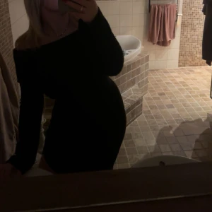 Off shoulder klänning - Jätte fin off-shoulder klänning med slits från hm. Använd 1 gång Storlek XS