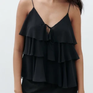 zara topp - köpte denna topp i för stor storlek och kan ej returnera, oanvänd men jättefin💕, slutsåld på zara 