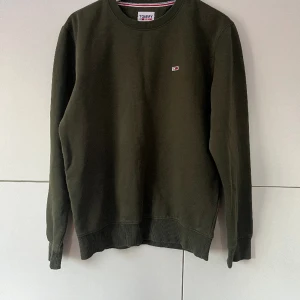 Tommy Hilfiger sweatshirt - Säljer denna iprincip nya tröja, använd Max 3-4 gånger! Skriv för fler frågor eller bilder!:)