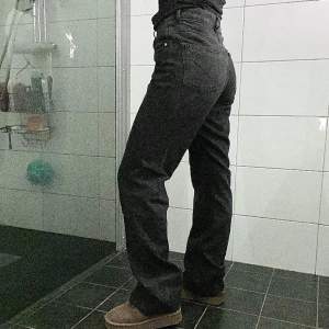 Jeans från Zara. Svarta storlek 38, men upplevs lite större. 💗