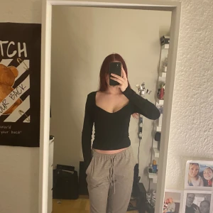 Topp - Långärmad topp med hjärt urringning. Från Nelly 