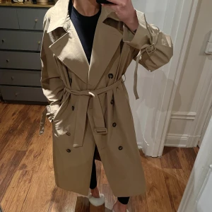 Trenchcoat  - Perfekt beige trenchcoat som tyvärr inte kommer till användning. Endast använd en gång. Storlek S. 
