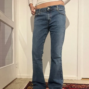 Levis 518 - Så snygga superlow bootcut jeans som tyvärr inte kommer till användning. Rensar ut garderoben🩷🩷 Jag är 174 och storlek M. De är rätt så stretchy så skulle säga att de passar flera storlekar. Fråga gärna för fler bilder och pris kan diskuteras! 