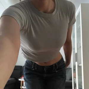 Ljusblå babytee  - Ljusblå babytee i barnstolek men skulle säga att den passar en XS💧 Säljer då den inte längre kommer till användning✌️