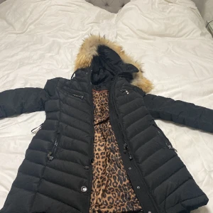 Hollies jacka lång  - Fin jacka, pälsen går att ta av och sätta på priset kan diskuteras vid snabb affär skriv privat för fler bilder 