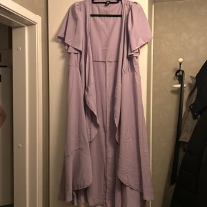 Omlottklänning - Ljus lila omlottklänning 💜 inköpt på SHEIN men har används 1 gång då den känns lite för kort för mig, då jag gillar längre klänningar. Strlek XXL men passar även XL eftersom den är omlott. Ge prisförslag om du inte gillar utgångspriset.