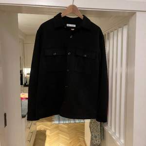 Tja! Säljer nu denna snygga overshirt från zara som passar perfekt nu till våren/slutet av vintern. Skicket är 8/10. Vid fler frågor/bilder tveka inte på att skriva!