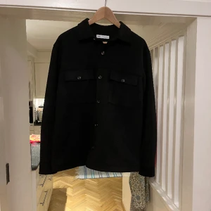Zara Overshirt - Tja! Säljer nu denna snygga overshirt från zara som passar perfekt nu till våren/slutet av vintern. Skicket är 8/10. Vid fler frågor/bilder tveka inte på att skriva!