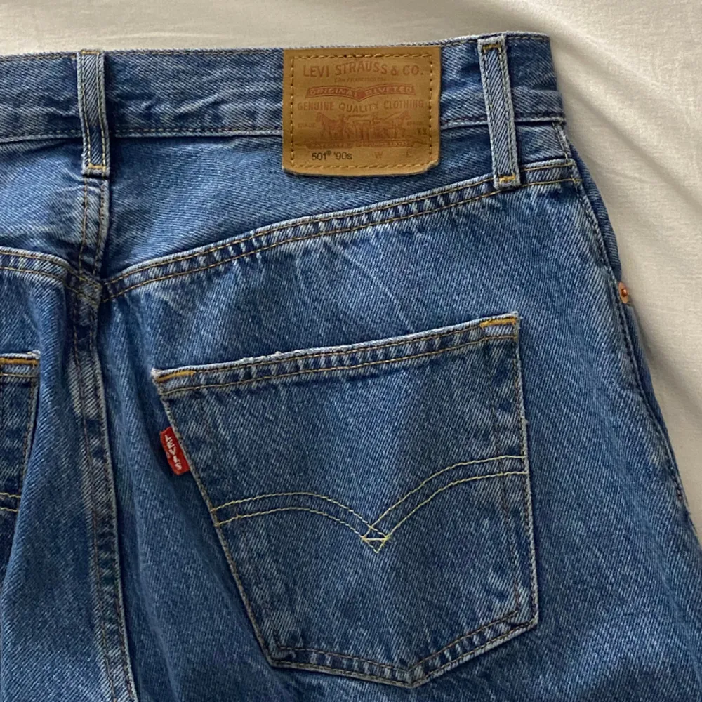 Klassiska 501 jeans. Knappt  använda i nyskick. Väljer att sälja  vidare då de tyvär är för stora för mig. . Jeans & Byxor.