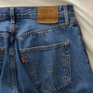 Klassiska 501 jeans. Knappt  använda i nyskick. Väljer att sälja  vidare då de tyvär är för stora för mig. 