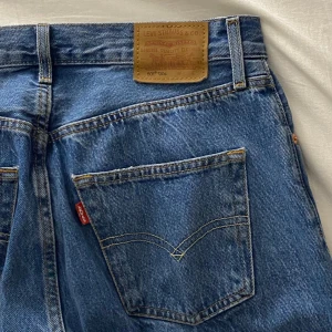 Levi’s 501 Mid rise Straight leg  - Klassiska 501 jeans. Knappt  använda i nyskick. Väljer att sälja  vidare då de tyvär är för stora för mig. 