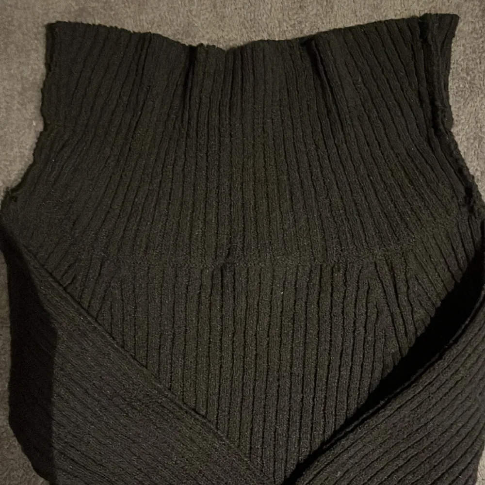 Supersnygg stickad offshoulder tröja från Lindex, använd typ 2 ggr, superbra kvalitet. Storlek S men passar XS. Nypris 400kr. Tröjor & Koftor.