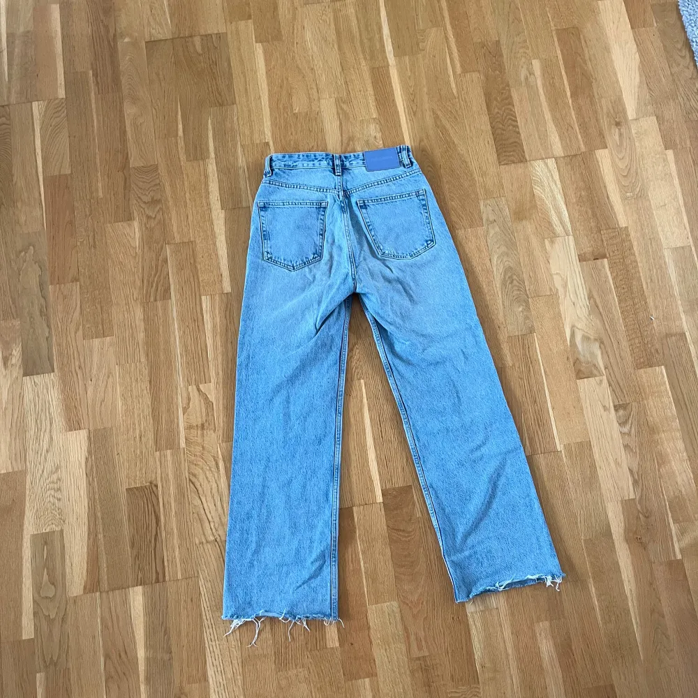 Högmidjade utsvängda jeans från pull&bear. Jeansen är uppklippta några cm men passar bra på en person som är ca 166cm.. Jeans & Byxor.