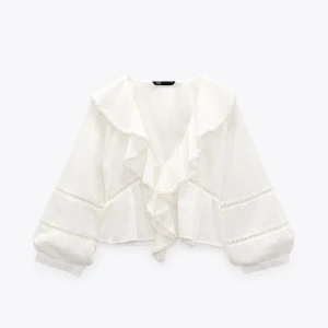 Zara blus  - Supersöt blus från zara som inte säljs längre! Endast använd 1 gång så skicket är som nytt. Köpt för 359 säljer för 250😚tryck gärna på köp nu 