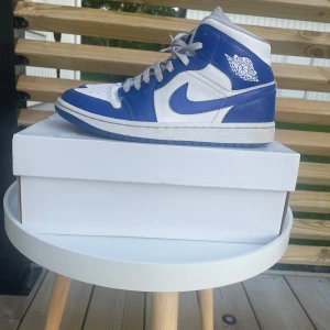Jordan 1 mid Kentucky blue  - Fina Jordans skor i skick enligt bilder, perfekta skor nu till sommaren nypris: 3799 strl: 39