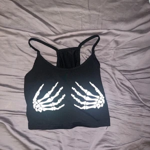 Svart linne - Svart linne med skelett händer på använd nån gång 