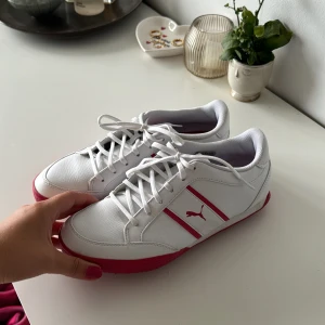 Golfskor Puma ⛳️ - Vit-rosa pumpa golfskor använda endast 2 gånger! Säljer pga tappat intresse av golf 🎀 Strl 38/5 men har själv 38 och sitter utmärkt!  Pris kan diskuteras 🩷 & köpare står för frakt 📦  