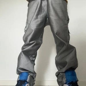 Fubu baggy 90’s - Silver grå baggy / carpenter jeans  Inte jätte baggy, det är hur man vill dom ska sitta. Lätta trampskador längst ner.   Säg till om fler bilder 