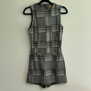 Zara Jumpsuit - En jumpsuit som ser ut som en klänning men shorts baktill. 