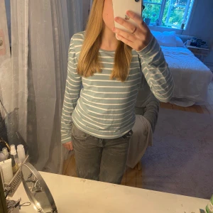 Randig tröja - Säljer denna blåa tröja med vita ränder. Jag har använt den ungefär 5 gånger. Skulle säga att den är i väldigt bra skick! Kontakta mig om ni har någon fråga! 😊