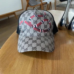 Gucci snake keps beige - Den va inte original så vill bli av med den, kan frakta eller mötas upp