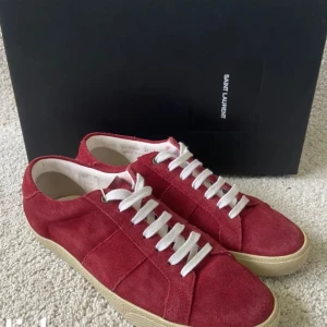 Saint Laurent - Röda ysl skor i strlk 40 men passar 41. Använda extremt fåtal gånger, skick 9,5/10. Skriv för fler bilder.