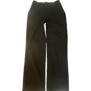 Svarta kostymbyxor - Svarta kostymbyxor med stretch i midjan. De är i fint skick då de inte har använts så mycket, däremot har den nedre kanten lossnat (se bild) lätt att fixa dock om man vill det. Skriv vid fler frågor eller för fler bilder🫶💋priset går att diskuteras!