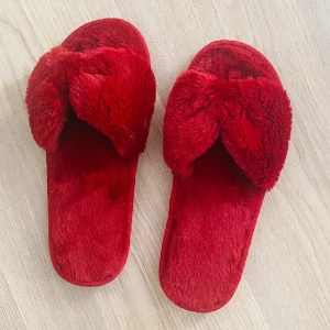 Tofflor  - Mjuka fluffiga tofflor med hård sula. Perfekt till den kyliga morgonen . Nyskick 