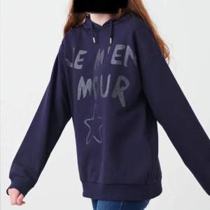 Söt ”je men amour”hoddie med glitter detaljer på texten,den är blå/lila.Ny skick, kan hända att den har en enstaka fläck, den saknar en silver detalj på snöret💕skriv dm för mer info 